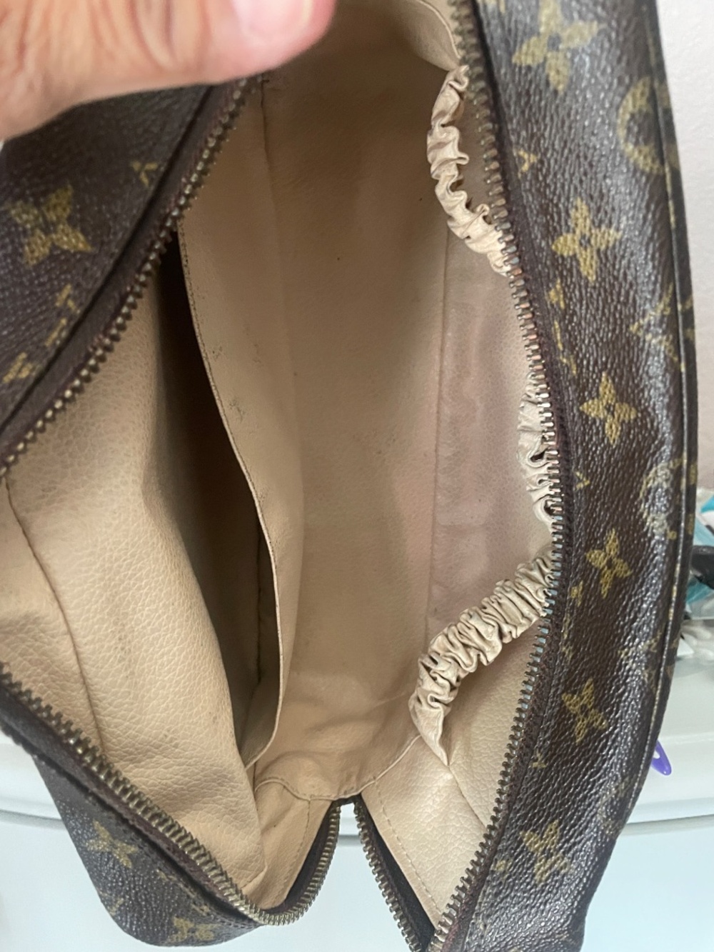 Louis Vuttion large cosmetic/toiletry bag - Picture 6 of 9